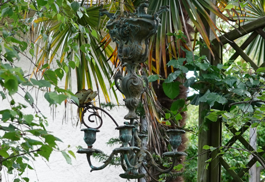 Ancien lustre en laiton oxydé puis suspendu dans le bouleau